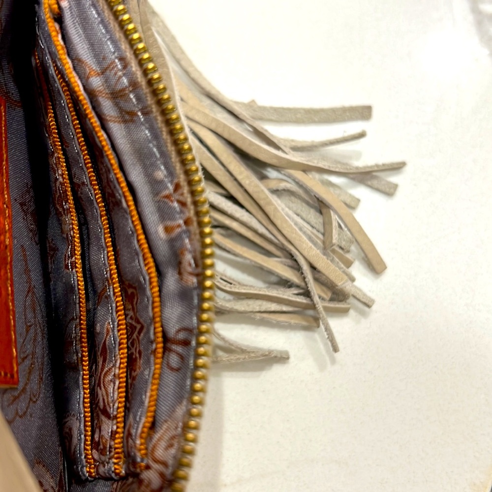 Elegant Cream Leather Crossbody Bag - Picture 8 of 8